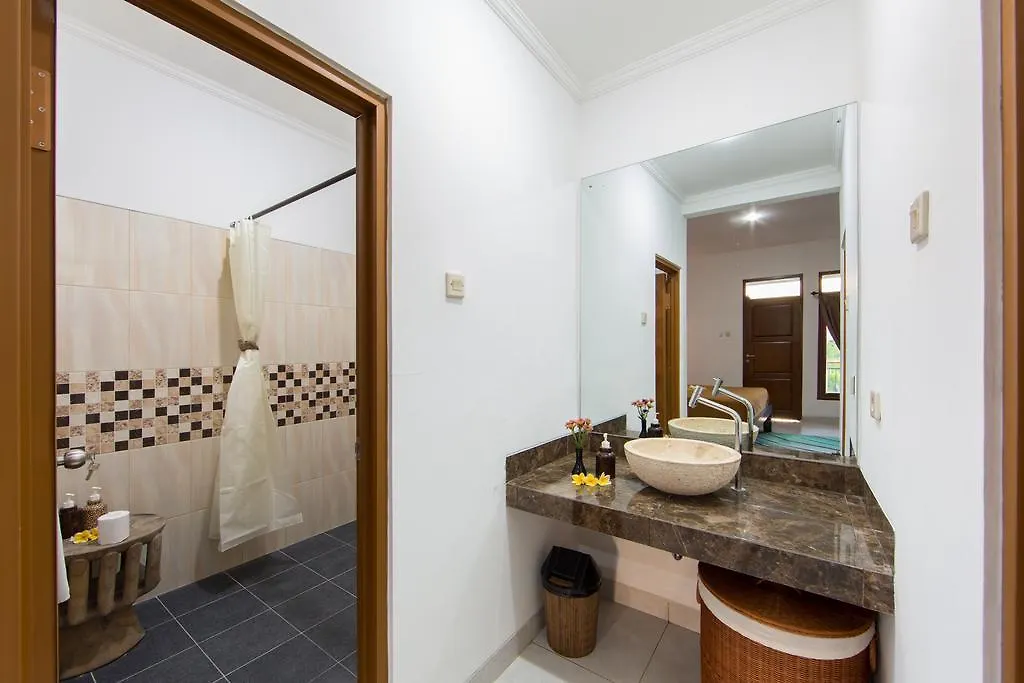 Bening House Batubelig Hotel Seminyak  Guest house