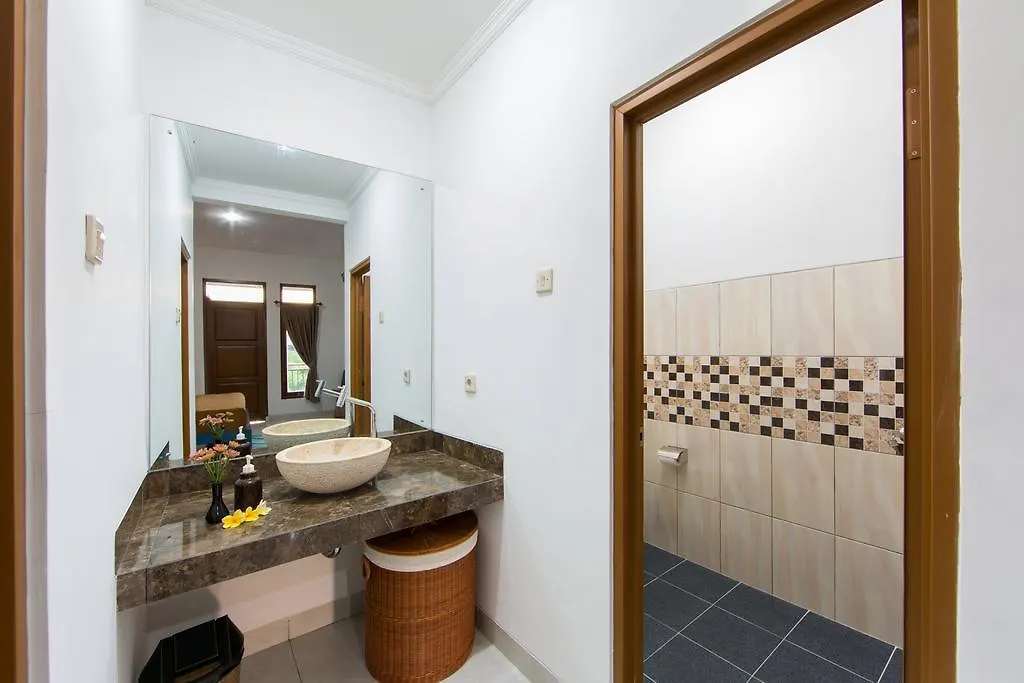 塞米亚克 Bening House Batubelig酒店